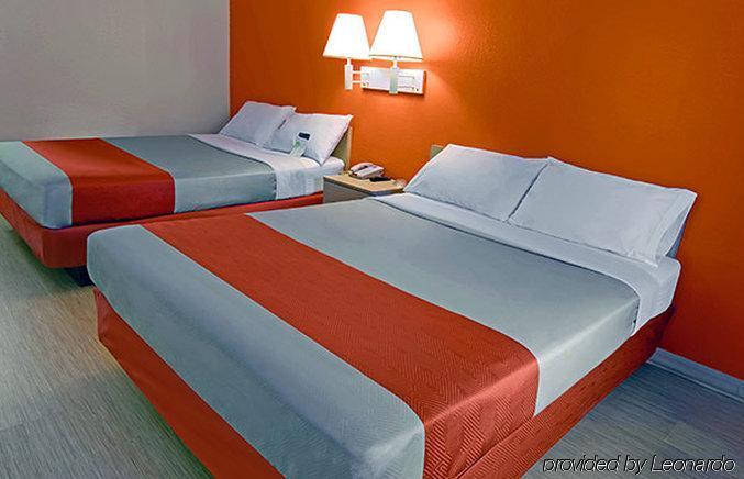 Super 8 By Wyndham North/university Area Hotel 2*