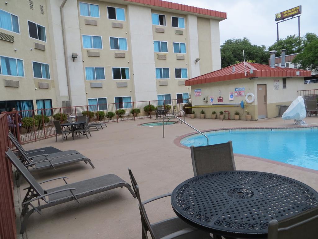 Super 8 By Wyndham North/university Area Austin